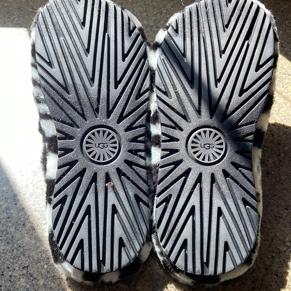 Checkered UGG Slides - Picture 4 of 4